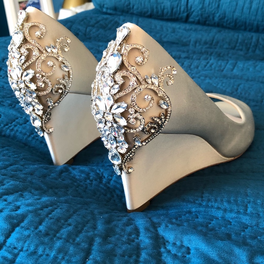 Badgely Mischka Meagan (jeweled, ivory) Wedges